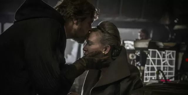 What Does Luke Give Leia in Star Wars The Last Jedi